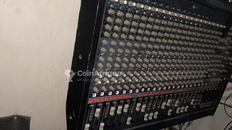 table-de-mixage-yamaha-24-pistes-big-0