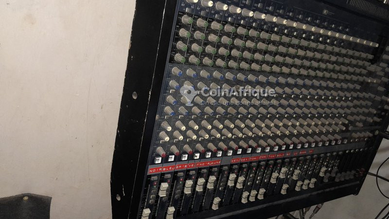 table-de-mixage-yamaha-24-pistes-big-2